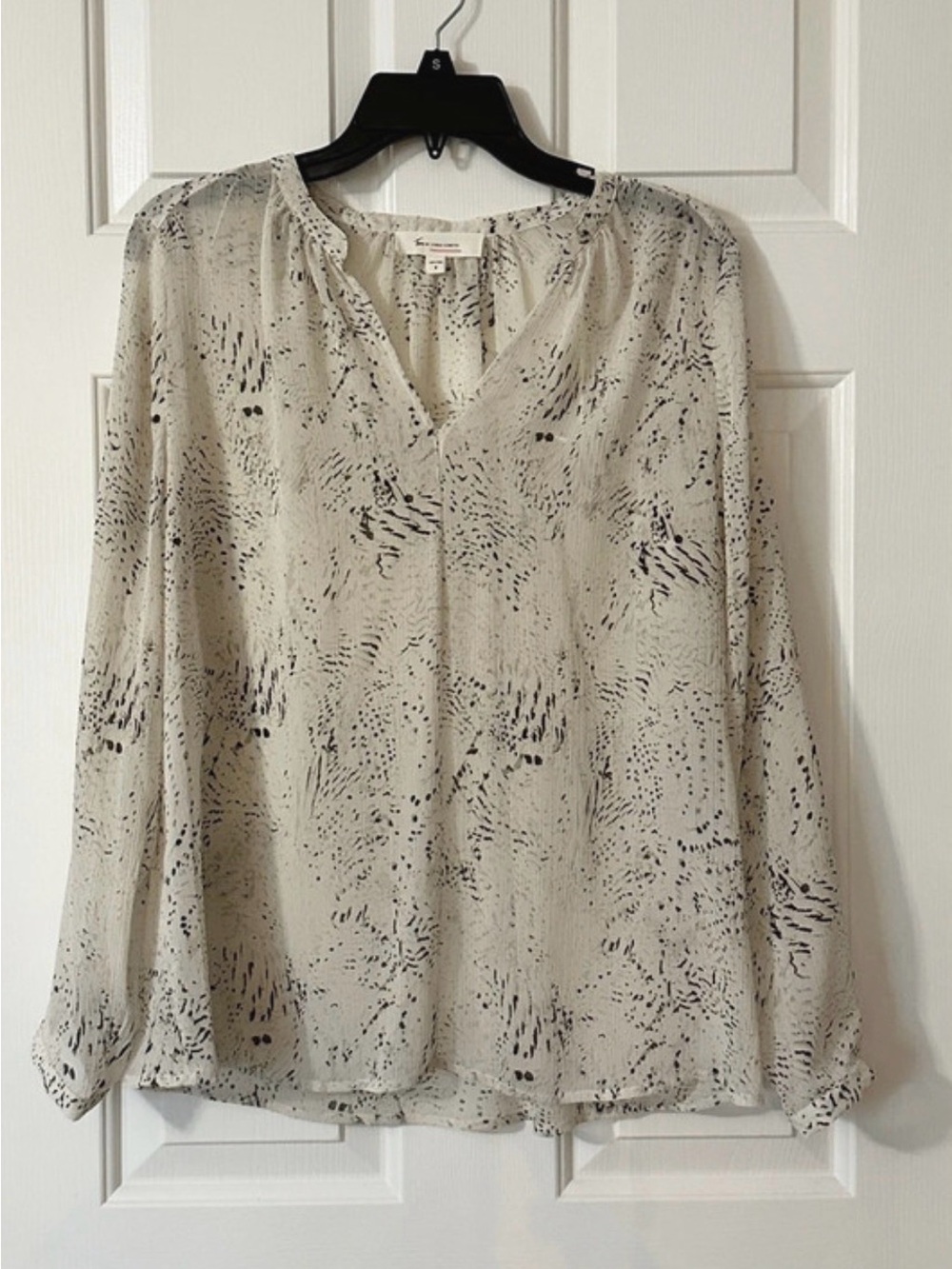 Vince Camuto Light Gray Printed V-Neck Long-Sleeve Blouse